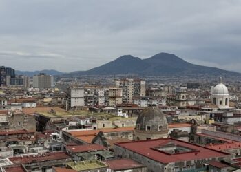 500 cupole sui tetti del Duomo: storia e bellezza con vista su Napoli