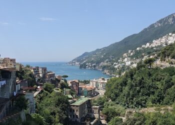 Campania Insolita: terra, maioliche e grandi vini